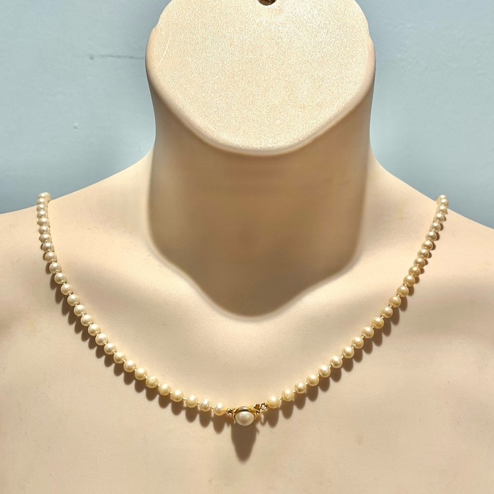 Gently Used Vintage Women’s Long Strand Gold Tone Beaded Pearl Like Necklace